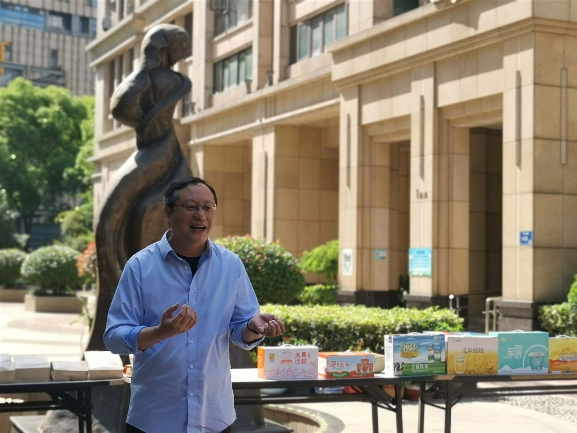 1622011075918974.jpg 5.22蘇豪傳媒黨支部“我為群眾辦實事”社區(qū)志愿服務(wù)活動照片-1_副本.jpg