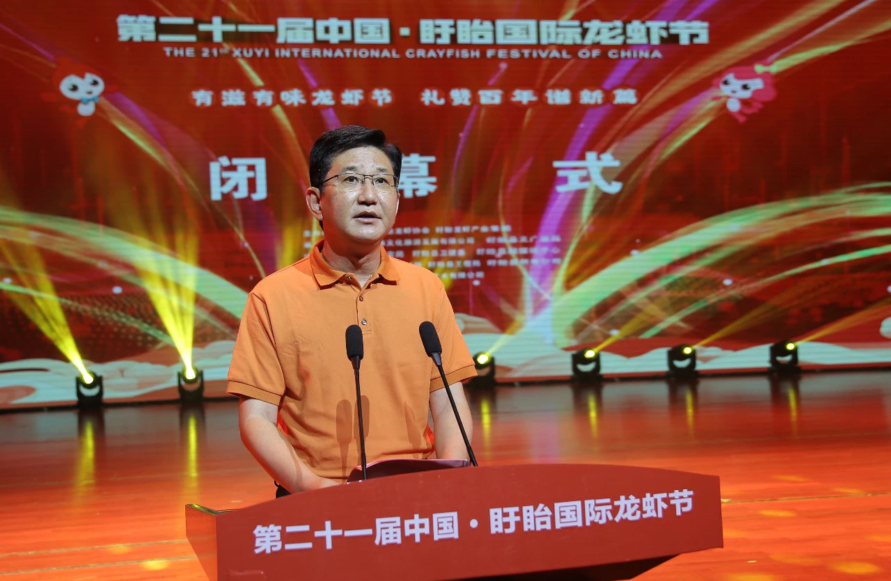 龍蝦節(jié)組委會主任、縣委副書記、縣長孫志標(biāo)致辭_副本.jpg